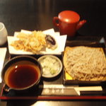 そば処 多け屋 - 野菜の天ぷら、３５０円。と、もりそば、５５０円。海老がほしい場合は、天せいろ・１０５０円を注文してください。