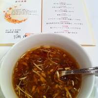 鴻臚 - 松茸と紅鮭のフカヒレスープ