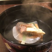 一本木石橋 - 下に「京人参の真丈」その上に「大根」「炙り北寄貝」が盛られ、先ほどの鰹節で取ったお出汁が注がれています。