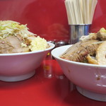 ラーメン二郎 - ＜参考＞大豚野菜ニンニクカラメ（左）との比較