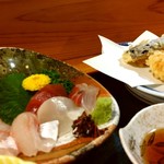 四季の味 わらく - 刺身盛の食用菊も本物。いいアクセント♪