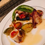 ア・ラ・メゾン - 前菜・剣先イカの詰め物。
                                イカがスッゴい柔らかいし、
                                このお味、、、、美味しい(*ﾟдﾟ*)