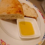 ア・ラ・メゾン - 自家製パン！お代わり頂きました、ホカッチャとバケット(*^^*)
      ホカッチャは甘みありモチモチだし、バケットもサクッ＆ふんわり！して甘みあり美味しい(≧∀≦)