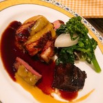 ア・ラ・メゾン - 肉料理・鴨の網焼きと牛頬肉！
      二種も食べれるし、
      この鴨も牛もソースと供に最高に美味しい(*´∀｀)