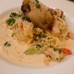 ア・ラ・メゾン - 単品追加でお願いして作ってもらった魚介のクリームパスタ！
      麺もモチッとした細麺で美味しく、クリームもいい具合に辛み、牡蠣のソテープリプリ！！めちゃ美味しい(≧∀≦)
      