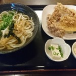 小町うどん - お昼(うどん＋おかず取り放題) ¥570