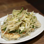 餃子とスパークリング バブルス - サラダ餃子