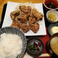 みなも - 揚げ立ての唐揚げが8個も山盛り！大人の唐揚げ定食1,080円