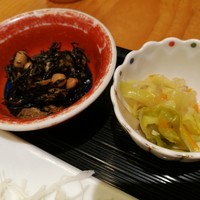 みなも - 小鉢はご飯に合う甘辛い味付けのひじきと大豆煮と、生姜の効いた野菜の炒め煮