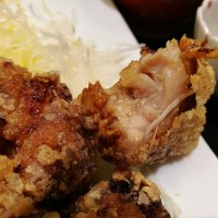 みなも - 肉汁がジュワーッと溢れ出す鶏もも肉に、醤油とほんのりガーリックの効いた下味がマッチ