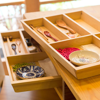 引き出しの中は、まるで玉手箱。色んな箸置きやお皿がそれぞれに