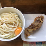 山下うどん - うどん、そのまま大（2玉）に生玉子を乗せ、味の素をたくさんふりかけ、醤油をかけました。・ゲソ天