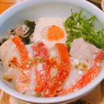 美しい金目鯛 のコンフィ    後方三盛りはワカメ、トロロ、ネギ