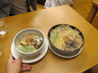 Kagoshima Ramen Ton Toro - 左は小盛り480円