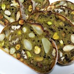 ラトリエ ドゥ プレジール - ピスタチオとナッツのパン