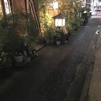 よし梅 人形町本店 - 店は路地の中
