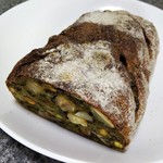 ラトリエ ドゥ プレジール - ピスタチオとナッツのパン