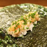 虎白 - ヒラメのあん肝あえをもち米で海苔巻きにして