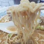 らーめん 小野屋 - 熟成太ちぢれ麺が味噌スープを持ち上げます