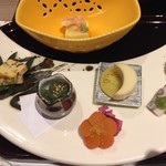月の宿 紗ら - 柚子の香豆腐、海老美味出汁
                                紗ら皿  とり逢わせ