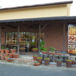 ブーランジェリー タカス - 鉢植えのパンジーが並べられカワイイ感じです♪