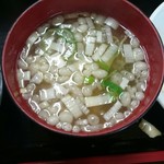 Ichiba Shokudou - 味噌汁に浮いているのは揚げ玉
                        珍しいですね