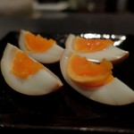 DEN - 自家製燻製 卵