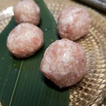 串焼き 焼とんyaたゆたゆ - 生ではないけど、生つくね
            これも生ハムみたいでウマイ❗