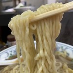 前橋飯店 - 「広東麺」「大盛」麺リフト。麺は機械打ち角刃麺、平打ちの中細縮れ麺で、加水率はやや高め。いわゆる手もみ風の街中華の麺だ。茹で上げはしっかりと時間が掛けられており、柔らかめの仕上がりだ。