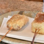 はん亭 - 【ランチコース 四季彩串揚げ8種@税込2,916円】[左]牛ヒレ肉│[右]生麩のナッツ味噌かけ