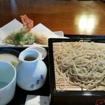 智月庵 - 海老二本天せいろ（娘、撮影）。