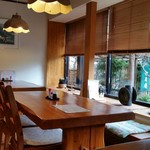 智月庵 - テーブル席。