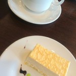 自家焙煎珈琲 良寛 - プチケーキセット
            選べるケーキが5～6種類
            紅茶かコーヒーか選べます