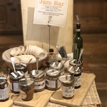 Le pain Quotidien　 - 店内で買えるジャムやクリーム、バルサミコなど付け放題。試食できるので失敗しませんね。