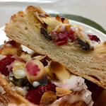 ブリエ - デニッシュ生地に、フランボワーズやアーモンドクリームをトッピング！