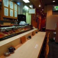 松寿司 - きれいな白木の店内