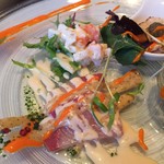 メリメロ - 【前菜】海の幸サラダ（奥）、鰤のカルパッチョ（手前）