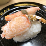 Akindo Sushiro - 黒い塔を積み上げた「丸ずわい蟹2種盛り(爪・脚)」
                        かにみそまでのっちゃって、こりゃ300円するわ