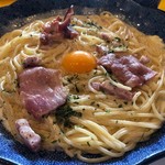 Goemon - カマンベールチーズとカリカリベーコンのカルボナーラ 1134円。