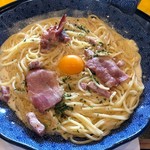五右衛門 - カマンベールチーズとカリカリベーコンのカルボナーラ 1134円。