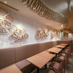 Hitsumabushi Nagoya Binchou - 鰻をイメージした装飾が特徴のテーブル席フロアは最大20名様までご利用いただけます。
