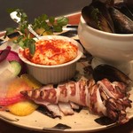 Ata - 前菜。イカの焼き加減が絶妙。バーニャカウダ仕立てです。