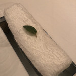 AZUR et MASA UEKI - おしぼり、上にはミントの葉