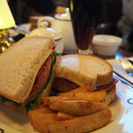 テディ・ルーズヴェルト・ラウンジ - パストラミのグラハムサンドウィッチ、フライドポテト添え