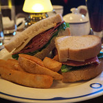 テディ・ルーズヴェルト・ラウンジ - パストラミのグラハムサンドウィッチ、フライドポテト添え