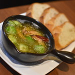 ワインバー バッカス - 海老と芽キャベツのアヒージョ、バゲット添え（８５０円）