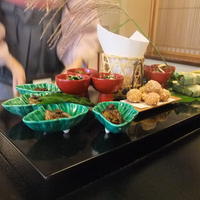 東京 芝 とうふ屋うかい - 前菜が大皿にのって、とり分けて下さいます