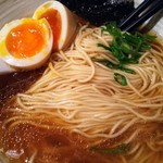 麺屋 さくら井 - 特製醤油らぁ麺の麺と味玉