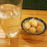 燻製バル けむりば - スタートは定番のうずら玉子と芋焼酎のお湯割りから！