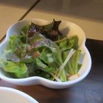 Asako Meshi - オムライスには糸島野菜を使ったミニサラダもセットになってます。
                        